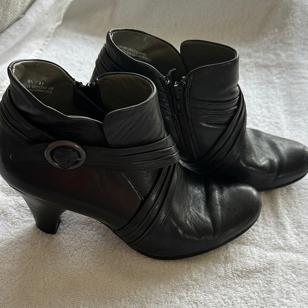 Born Women’s  Zip Ankle Boot Black leather size 9.5